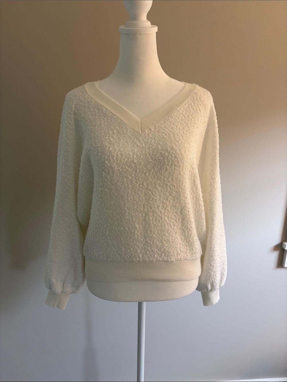 Women's warm & cozy white cropped V-Neck Bouclé Sweater